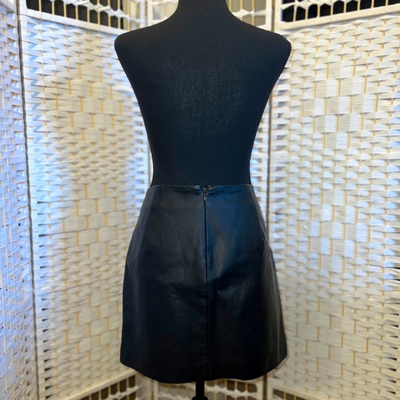 Leather Floral Embroidered Mini Skirt - Guess❓🌹 - Picture 5 of 11